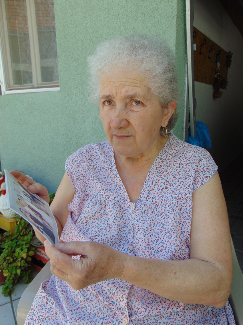  Komsinica Rada Nedeljkovic gleda fotografiju na kojoj je Lena koja je bila na svadbi kod njene unuke