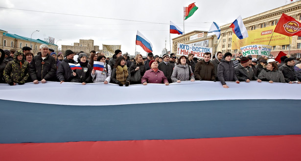 Prorosyjska manifestacja w Charkowie. Fot. EPA/SERGEY KOZLOV/PAP/EPA