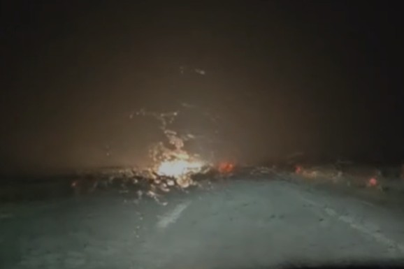 (VIDEO) NE VIDI SE PRST PRED OKOM, VOZAČI PALE "SVA ČETIRI" NASRED AUTO-PUTA! Objavljen jeziv snimak oluje kod Niša