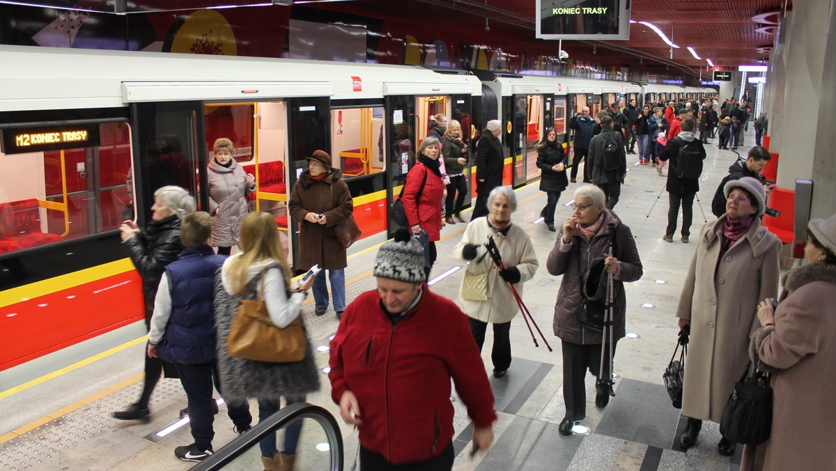 Kilka godzin po uruchomieniu II linii metra w Warszawie doszło do pierwszych awarii. Zepsuły się schody ruchome na trzech stacjach: Rondo ONZ, Nowy Świat - Uniwersytet i Centrum Nauki Kopernik - informuje tvnwarszawa.pl.