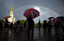 Ludzie zbierają się przed Pałacem Buckingham w Londynie