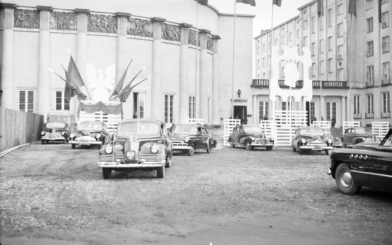 Parking przed sejmem, początek lat 50. Na pierwszym planie (z orłem) radziecki samochód ZIS 110 (prawdopodobnie prezydenta Bolesława Bieruta). Za nim: trzy Chevrolety z 1946 roku, jeden Chevrolet z 1949 roku (De Luxe) i dwa Buicki