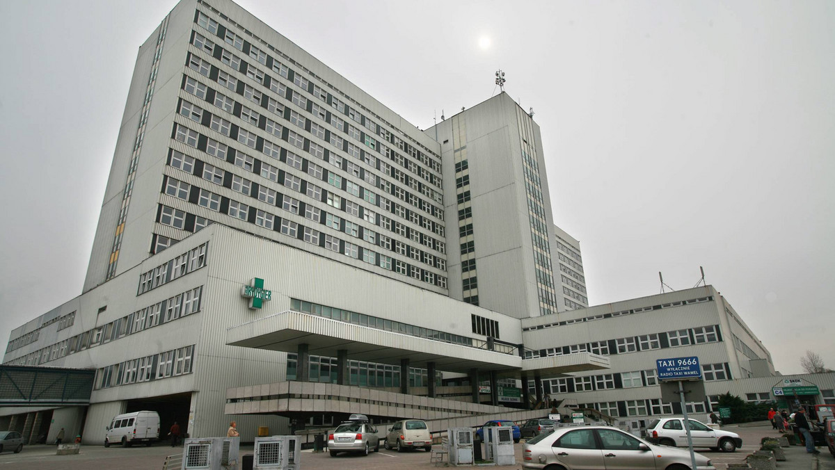 Szpital Specjalistyczny im. Ludwika Rydygiera w Krakowie nie wejdzie na giełdę. Władze województwa małopolskiego zaprzeczają doniesieniom prasowym, wedle których pieniądze z akcji byłyby przeznaczone na zakup nowoczesnego sprzętu i remonty sal dla pacjentów. - Nie przewidujemy takiego działania w wypadku żadnego ze szpitali w województwie - stwierdził wicemarszałek Roman Ciepiela.