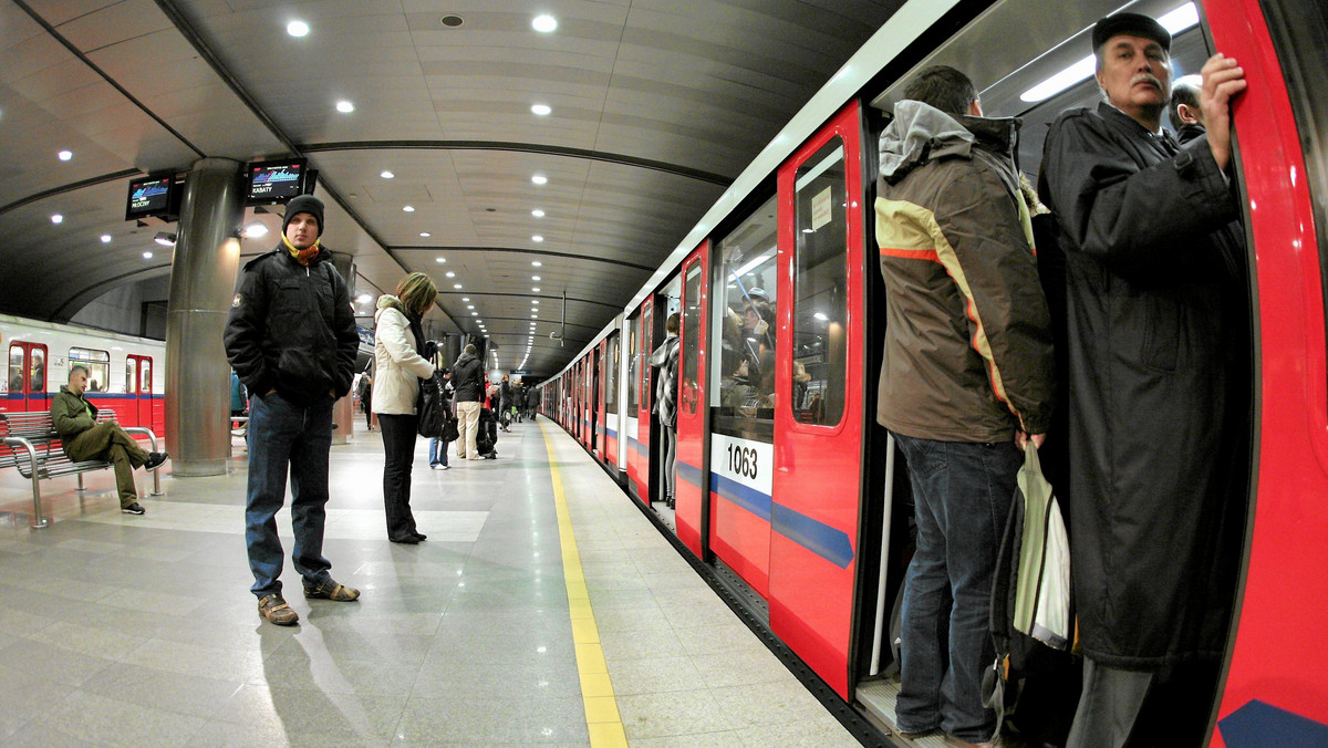 Młodzieżówka Sojuszu Lewicy Demokratycznej zgromadziła już ponad 20 tysięcy podpisów pod postulatem, aby stołeczne metro kursowało przez 24 godziny na dobę - informuje portal tvnwarszawa.pl.