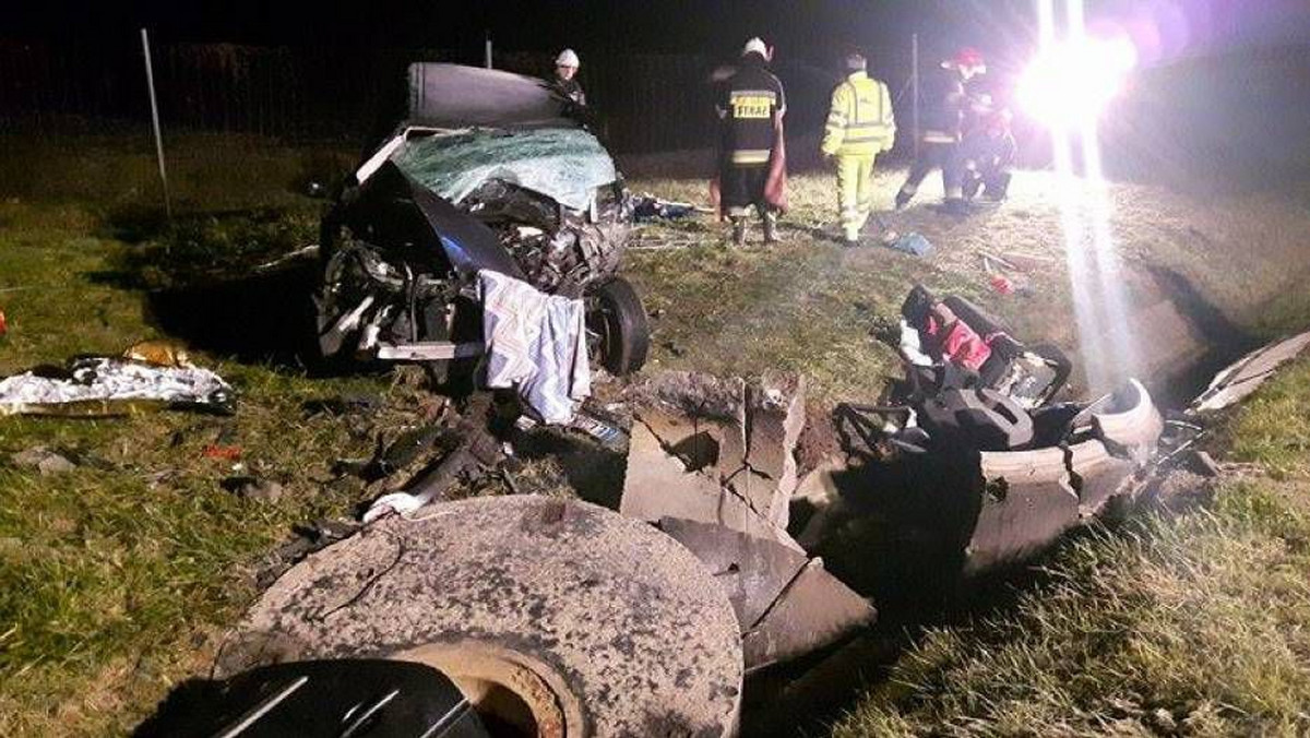 Do bardzo niebezpiecznego wypadku doszło wczoraj wieczorem na autostradzie A2 w miejscowości Głuponie (woj. wielkopolskie). Samochód osobowy z niewyjaśnionych przyczyn zjechał z drogi i uderzył w betonową studzienkę. W pojeździe podróżowała czteroosobowa rodzina, w tym dwójka małych dzieci.