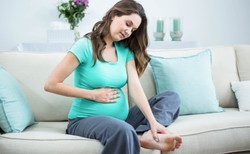 Obrzęki, odciski, ból - jak sobie radzić z dolegliwościami stóp w ciąży?