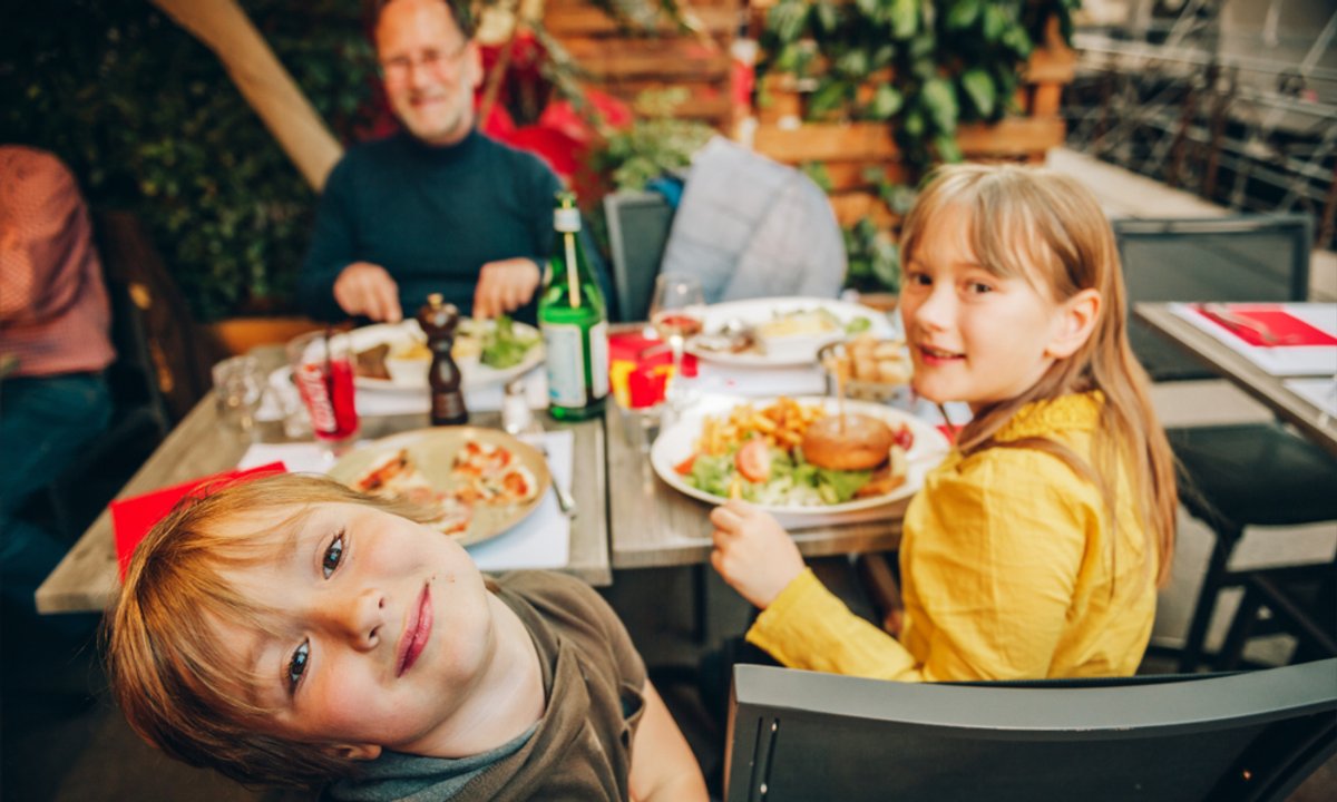 Poruszający gest kobiety w kawiarni. Zrobiła to dla obcej rodziny. "Prawie się popłakałam"