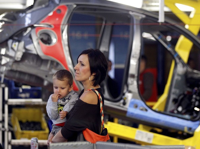 Rodziny pracowników zwiedzają halę montażową