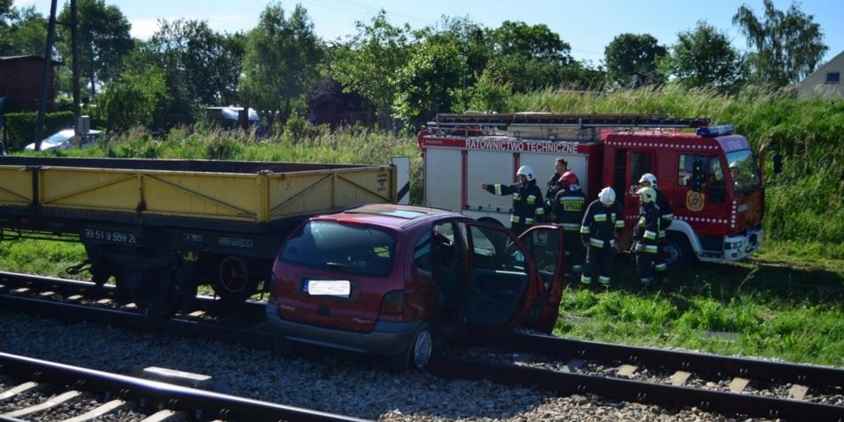 Wypadek na torach. Pociąg wjechał w samochód