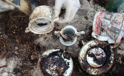 Tajemnicza piwniczka odkopana obok Sejmu. Odkryto w niej przedwojenne skarby [ZOBACZ ZDJĘCIA]