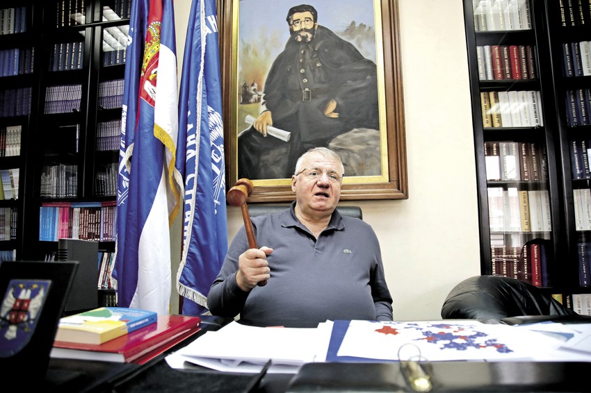 Pokazna vežba: Da li je Šešeljeva strela ka Nebojši Stefanoviću zbog afere Krušik vid protesta zbog protežiranja konkurencije u vidu Miše Vacića i poruka vlastima da može i da odustane od konstruktivnog ponašanja