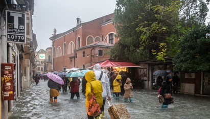 Hiába van árvíz, ebben az olasz pizzériában semmi nem akadályozhatja a kiszolgálást – videó