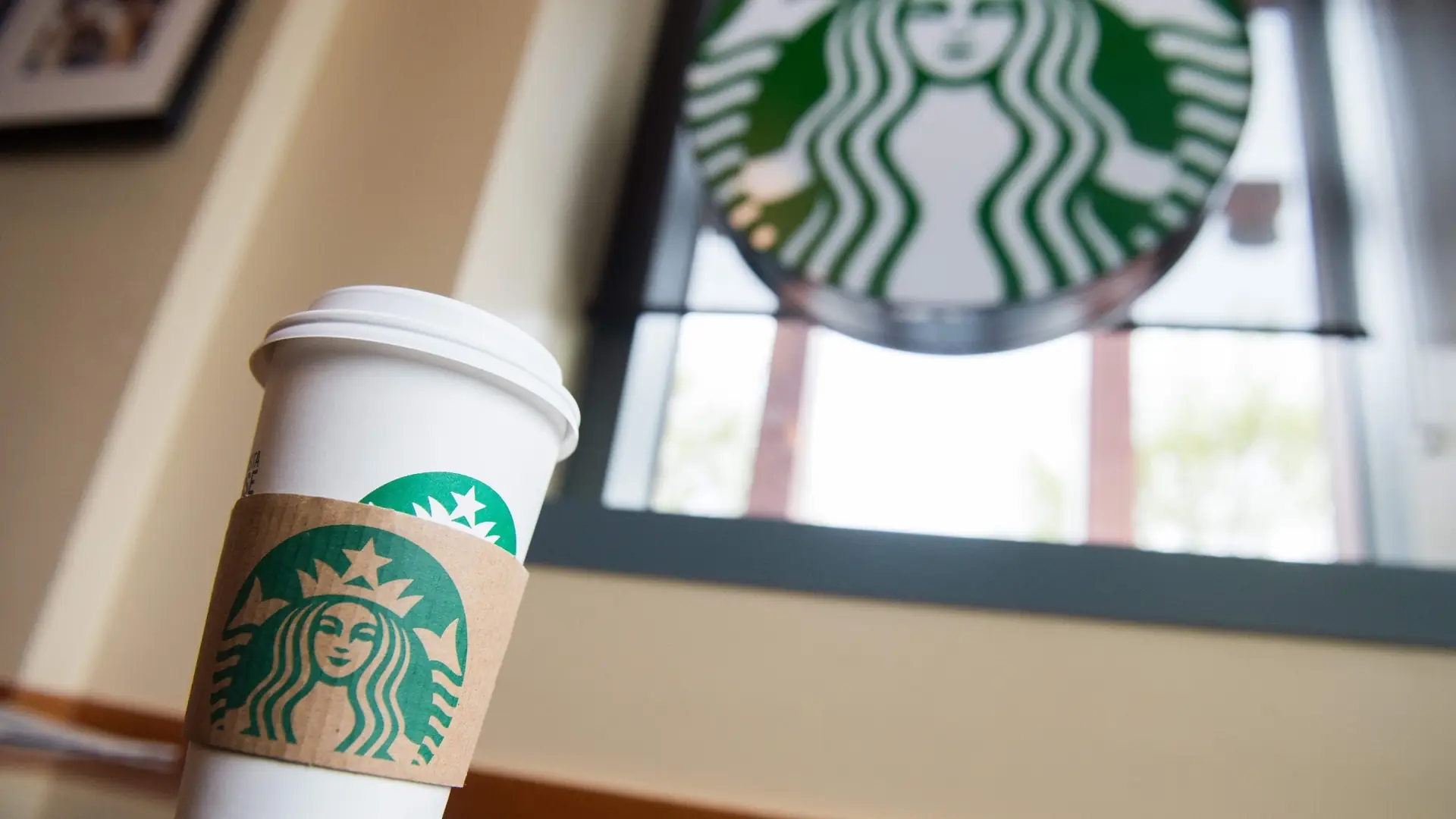 Brawo Starbucks! Kawiarnia rezygnuje z plastikowych słomek