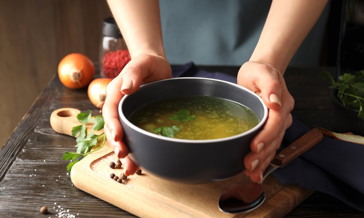 Ten rosół to "płynne złoto". Pomaga na ból stawów, jest najlepszy dla jelit