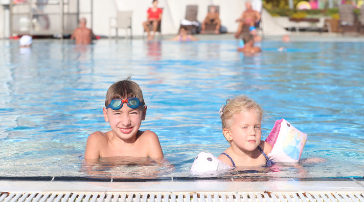 Huba (10) és Ágnes (4) először tölti strandolás-
sal az őszi szünetet, de cseppet sem bánják / Fotó: Pozonyi Zita