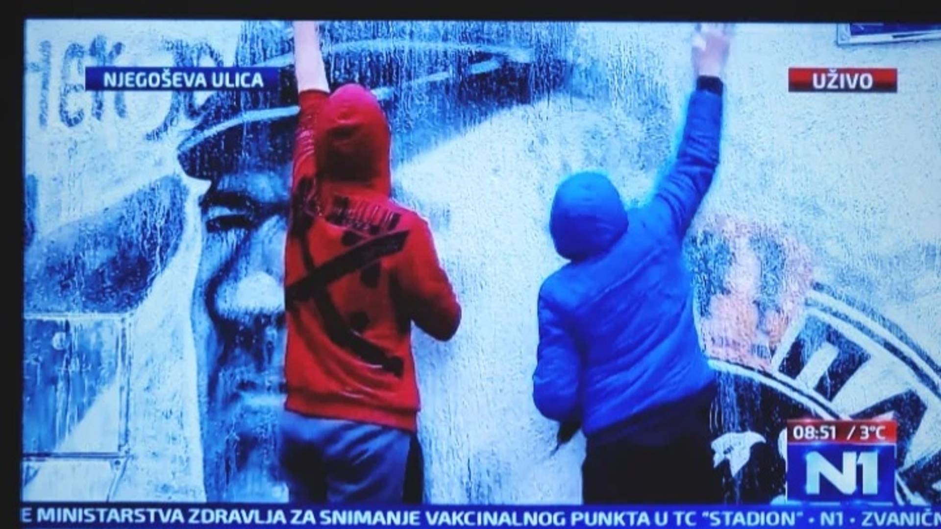 Džabe ste krečili - Opština Vračar prefarbala mural Ratka Mladića, nekoliko sati kasniije dva momka očistila farbu  