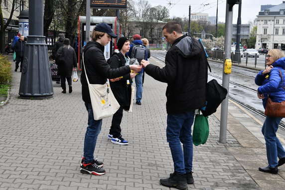 Wolontariusze rozdają symboliczne papierowe żonkile na ulicach Warszawy