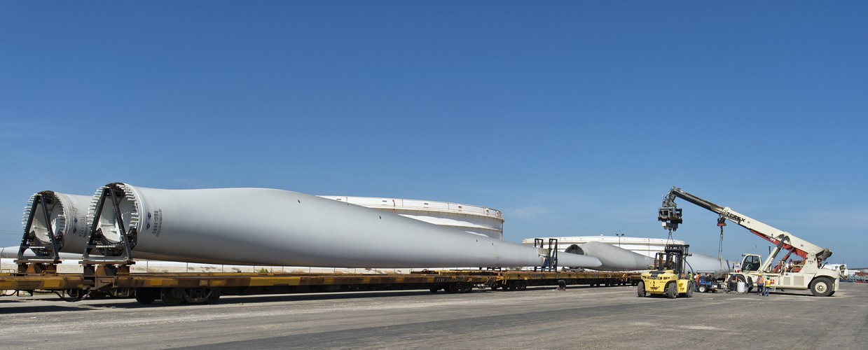 Największa na świecie turbina wiatrowa to Quantum Blade firmy Siemens. 
Turbina ma moc 6 megawatów, a jej łopaty mają rozpiętość 75 metrów. Średnica wirnika wiatraka, który powstał z trzech łopat, to 154 metry, porównywalnie do rozpiętości skrzydeł Airbusa.<br>
 Waga największych na świecie łopat wynosi 25 ton. Biorąc pod uwagę rozmiary konstrukcji, to niewiele. Gdyby nie innowacyjna technologia z włókien szklanych, ważyłyby o 1/5 więcej. <br>

Cała konstrukcja wraz z łopatami wirnika i gondolą waży 350 ton i jest najlżejszym rozwiązaniem wśród tego typu urządzeń.