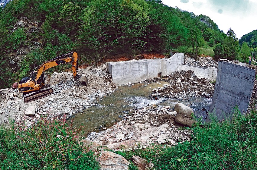Korita reka često presušuju nizvodno od malih hidroelektrana