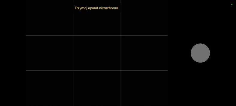 W czasie korzystania z trybu nocnego zazwyczaj pojawia się informacja o tym, aby trzymać aparat nieruchomo, bo aparat wykonuje dłuższą niż zwykle serię i używa dłuższych czasów naświetlania. A po wykonaniu zdjęcia trzeba jeszcze chwilę poczekać, aż zdjęcie się przetworzy. Nie jest to więc tryb, który sprawdza się, gdy trzeba szybko reagować i chce się wykonać szybko kilka fotek.