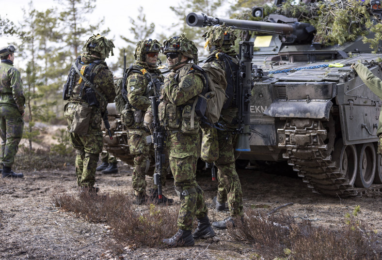 Estońskie wojsko bierze udział w zmechanizowanych ćwiczeniach wojskowych w Niinisalo w Finlandii, 4 maja 2023 r.