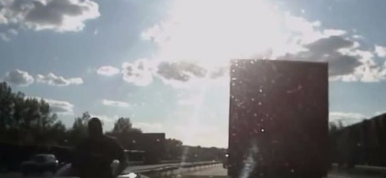 Bójka kiboli na autostradzie A4. Chuligani z siekierami atakowali samochody