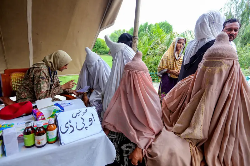 Kobiety w prowizorycznym szpitalu w pakistańskiej prowincji Pendżab Fot. SHAHID SAEED MIRZA/AFP/East News