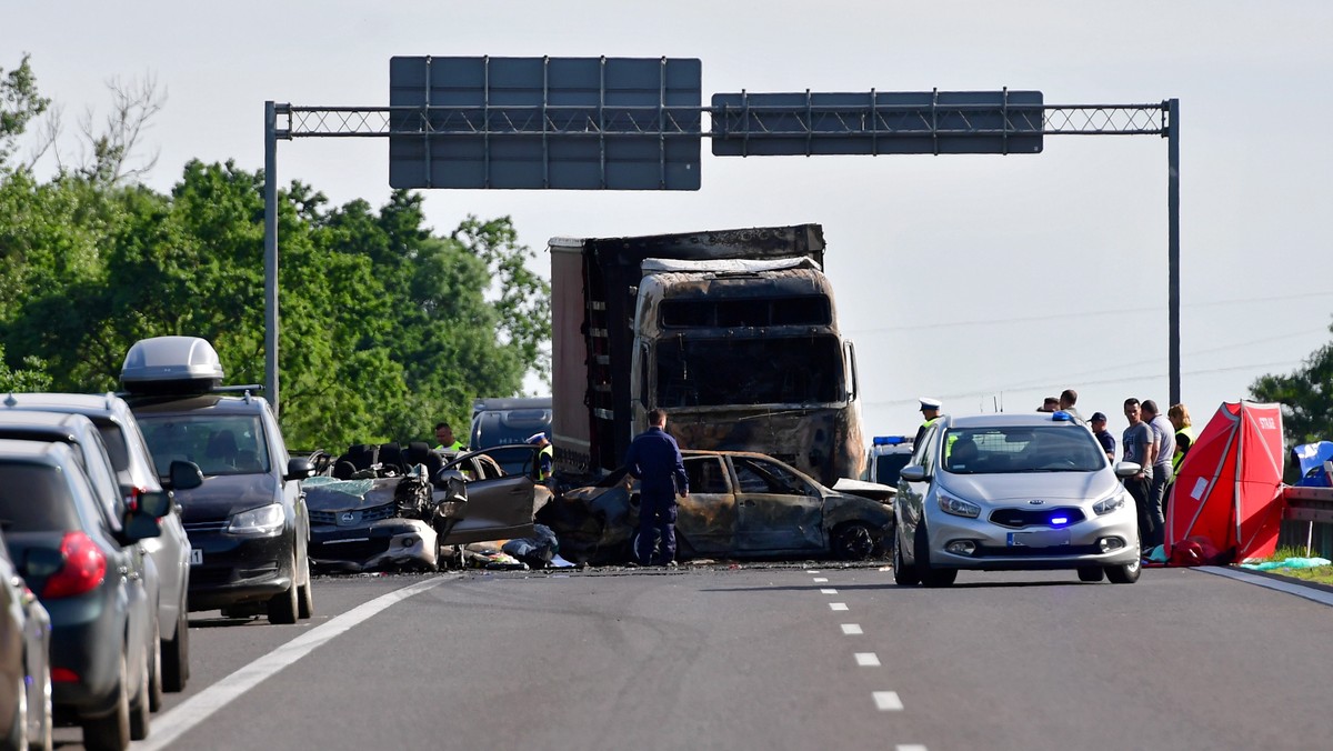 Prokuratura przesłuchała kierowcę ciężarówki, który jest podejrzany o spowodowanie wczorajszego karambolu na autostradzie A6 pod Szczecinem. Zdaniem śledczych mężczyzna nie zachował właściwej ostrożności i nie dostosował prędkości do warunków panujących na drodze. Zginęło sześć osób. Podejrzany nie przyznał się jednak do winy. 