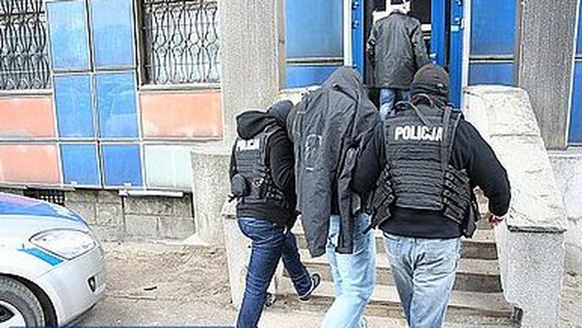 Śląscy antykorupcyjni zatrzymali kilkunastu strażników miejskich z Dąbrowy Górniczej. Wczoraj usłyszeli oni aż 247 zarzutów za przestępstwa o charakterze korupcyjnym.