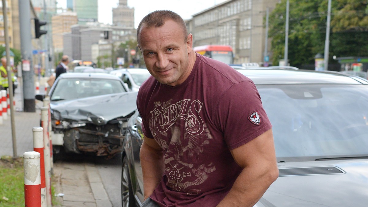 Mariusz Pudzianowski, były strongman, obecnie zawodnik mieszanych sztuk walki, miał stłuczkę na jednej z warszawskich ulic. Na szczęście sympatycznemu "Pudzianowi" nic się nie stało, po incydencie "Dominator" nawet się uśmiechał...