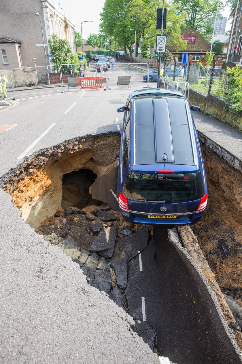 Zaparkował auto przed kościołem. Wpadło do wielkiej dziury