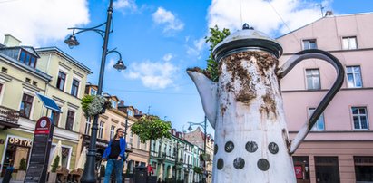 Ze słupa zrobili pralkę. Niecodzienna wystawa na Pietrynie