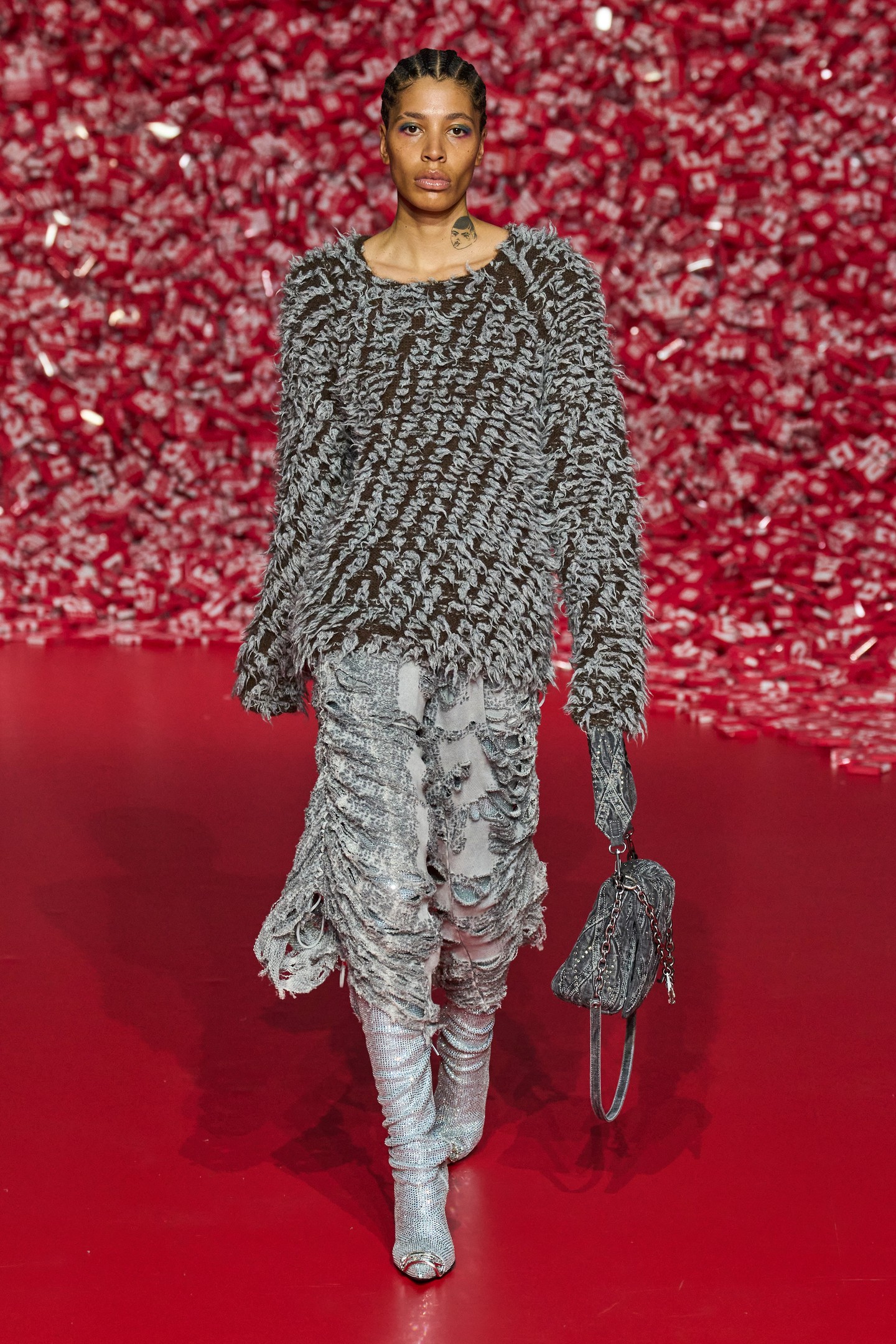 Diesel FW23 – 2023 egyik legvagányabb őszi trendje egyértelműen a metálfényű cipők térhódítása, amelyek a legegyszerűbb szettjeinket is megkoronázzák majd!