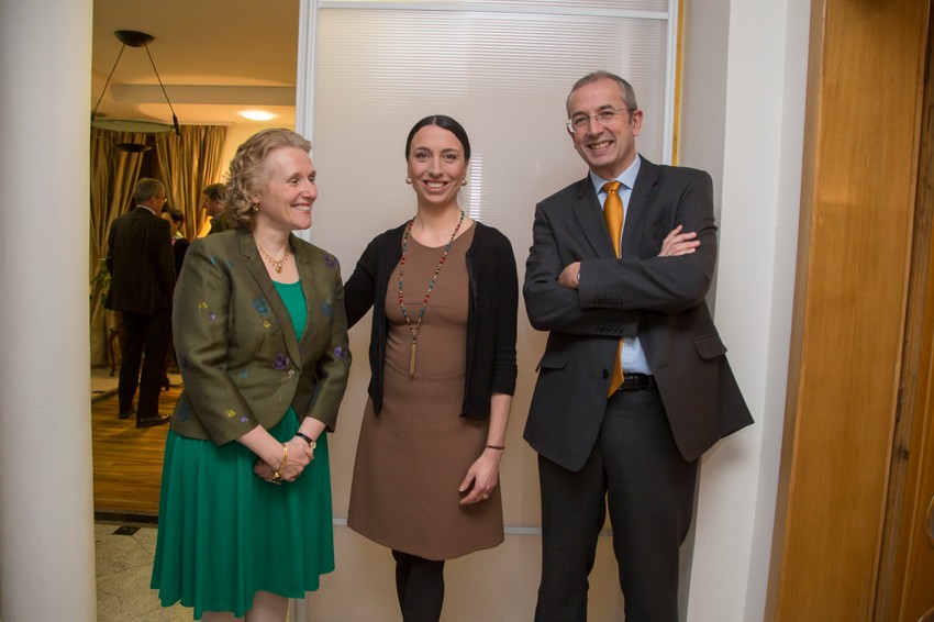 Lavinija i Majkl Davenport, šef Delegacije EU, sa Ajom Jung