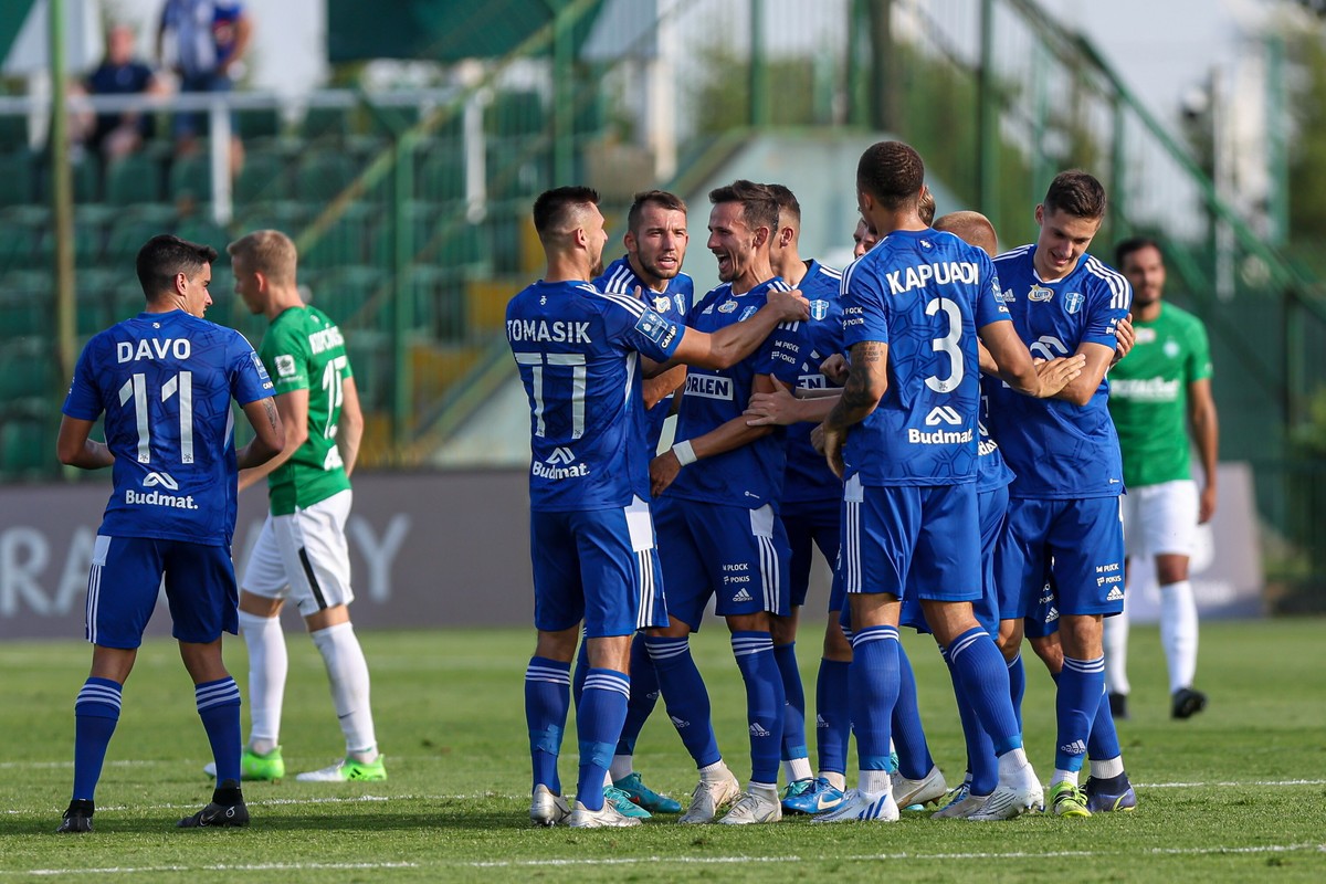 Zawodnik Wisły Płock Rafał Wolski (C-P) cieszy się z gola podczas meczu piłkarskiej Ekstraklasy z Wartą Poznań