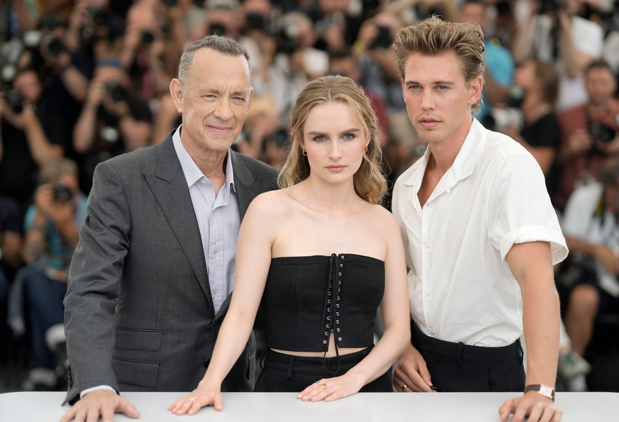 Tom Hanks, Olivia DeJonge a Austin Butler vo francúzskom Cannes.