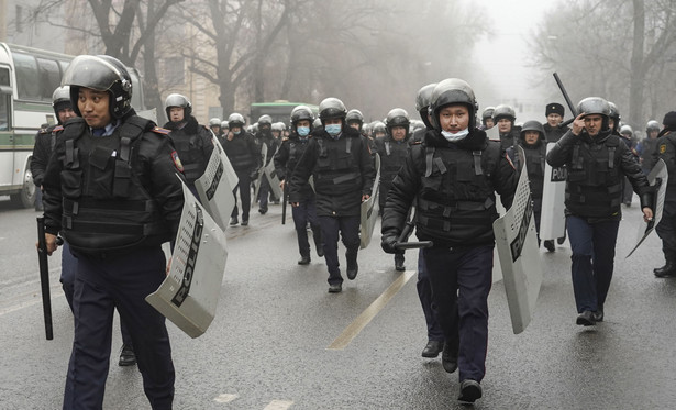 epa09667753 Riot police officers patrol in a street during rally over a hike in energy prices in Almaty, Kazakhstan, 05 January 2022. Protesters stormed the mayor's office in Almaty, as Kazakh President Kassym-Jomart Tokayev declared a state of emergency in the capital until 19 January 2022. EPA/STR Dostawca: PAP/EPA.