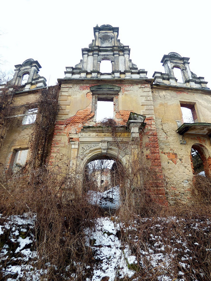 Portal i fasada główna pałacu, luty 2017