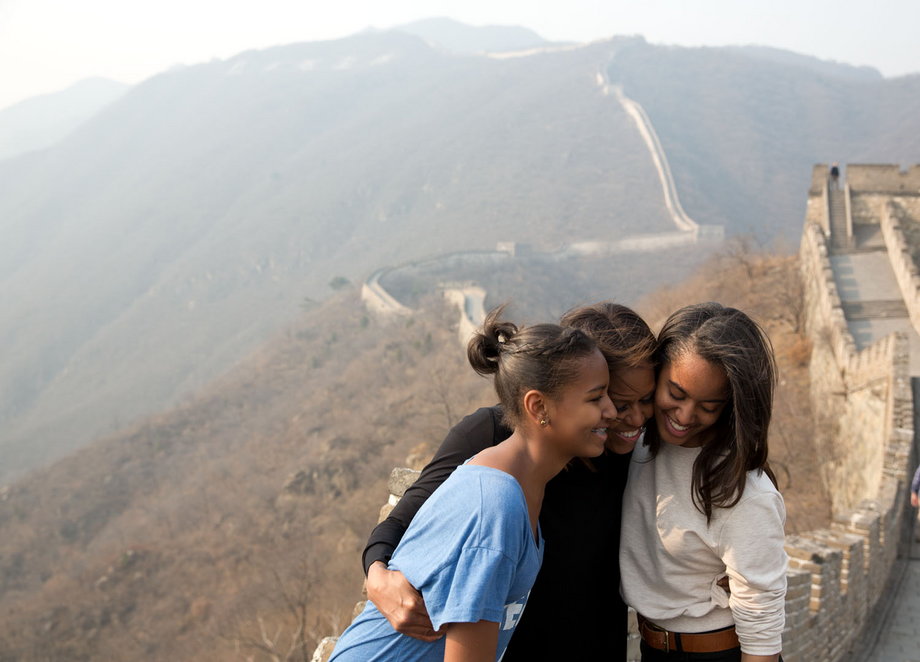 Michelle Obama z córkami podczas spaceru po Wielkim Murze Chińskim w 2014 r.