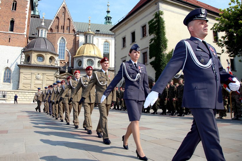 Przemarsz żołnierzy z Katedry Wawelskiej