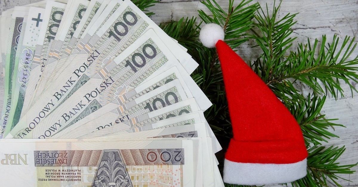 Wypłaty emerytur w grudniu 2025. Kto dostanie pieniądze przed Wigilią, a komu ZUS zapłaci dwa razy?