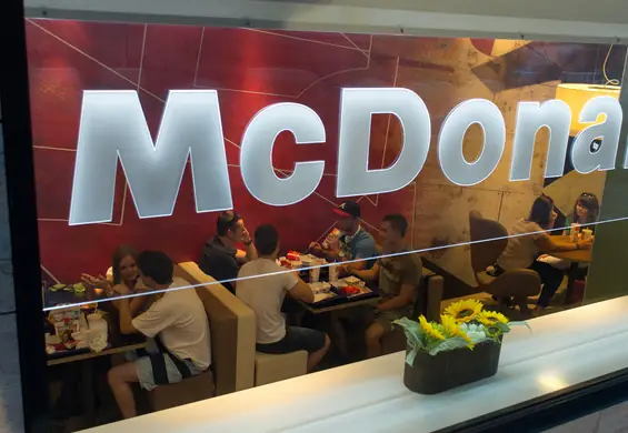 McDonald's stworzył specjalne szafki na telefony. Pomogą klientom zjeść w spokoju