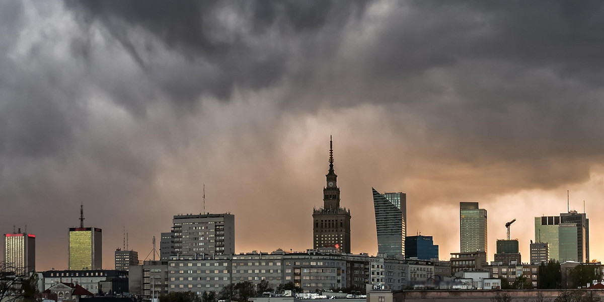 Czarne chmury nad Warszawą