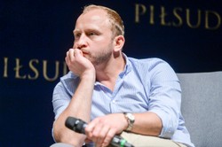 Wiadomości TVP "uderzyły" w Szyca alkoholem. Aktor mocno odpowiedział