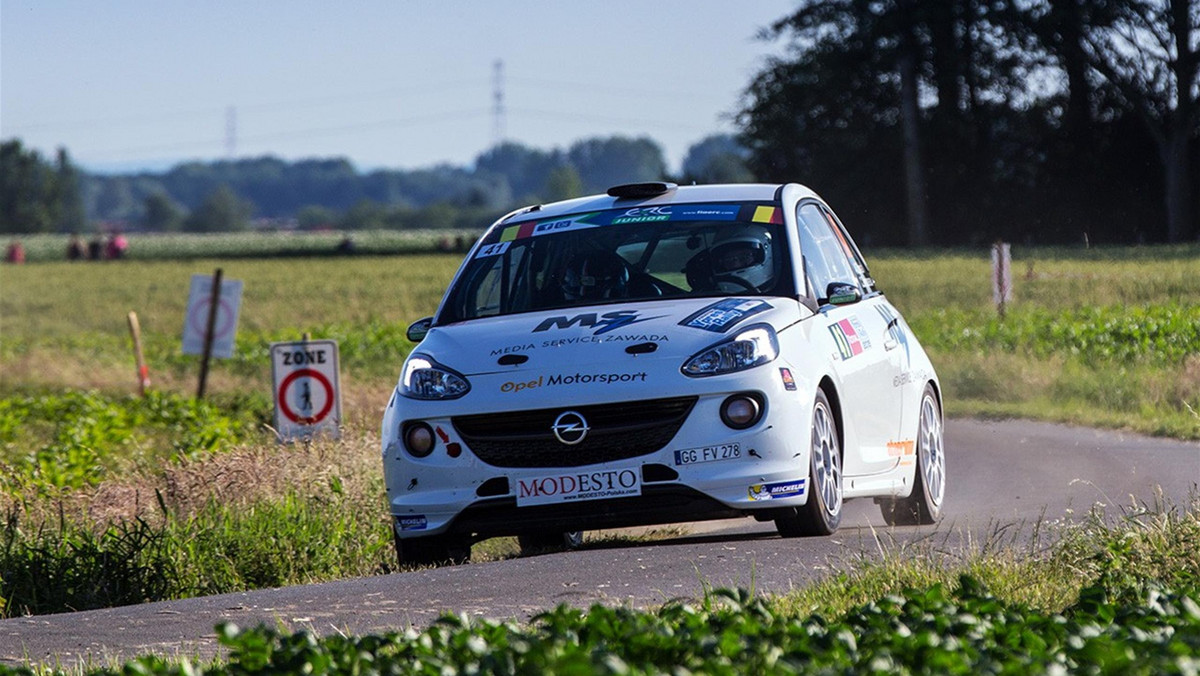 Młody polski kierowca Aleks Zawada i jego francuska pilotka Cathy Derousseaux w samochodzie Opel Adam R2 odnieśli w sobotę wieczorem sensacyjne zwycięstwo w kategorii juniorów w Rajdzie Ypres – rundzie Rajdowych Mistrzostw Europy.