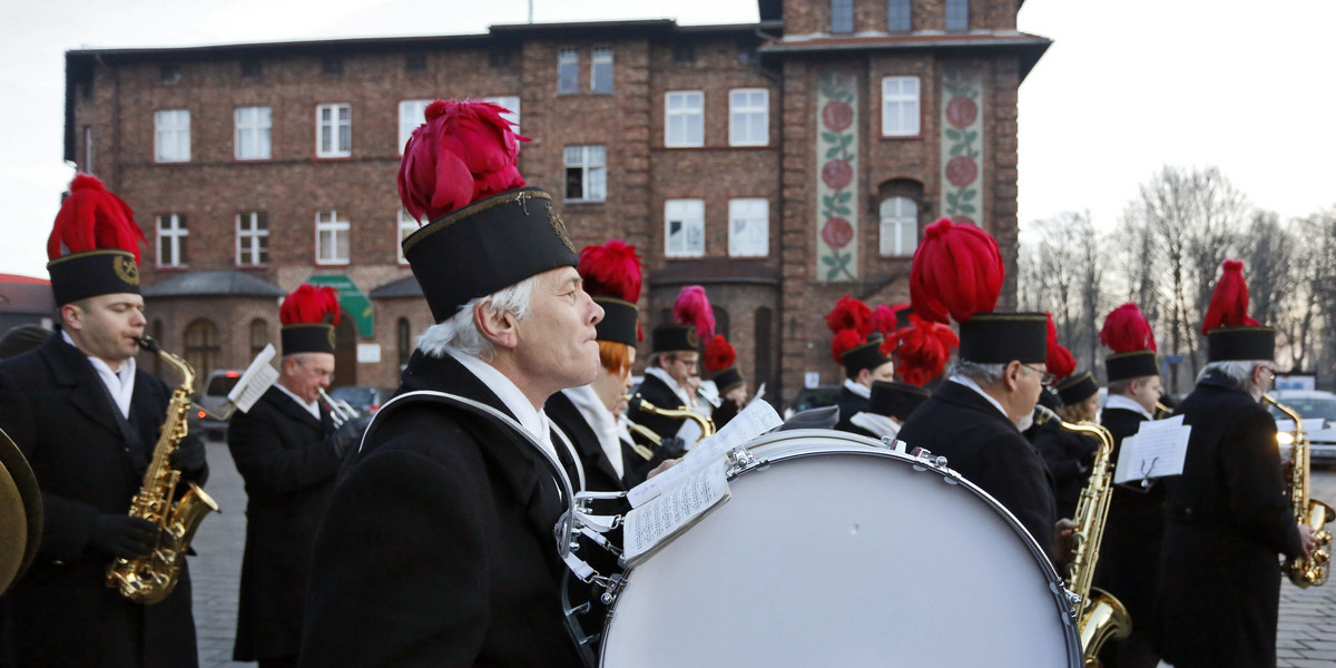 Katowice. Górnicza orkiestra KWK Wieczorek maszeruje przez Nikiszowiec 