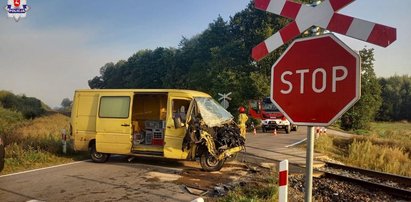 Wjechał na przejazd prosto pod pociąg. Policjantom tłumaczył się... znajomością rozkładu jazdy