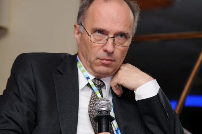 W minionym roku KNF kontynuowała czyszczenie sektora spółdzielczych kas oszczędnościowo-kredytowych. O ile wcześniejsze wprowadzanie zarządców komisarycznych było jeszcze dość łagodne, to w 2014 r. nadzór zgłosił już dwa wnioski o upadłość, co skończyło się pierwszymi od ponad dziesięciu lat wypłatami depozytów ze środków Bankowego Funduszu Gwarancyjnego. Jakubiak nie zajmował się jednak wyłącznie SKOK-ami. Kierowany przez niego urząd przeprowadził polską część ogólnounijnego badania jakości aktywów i stress testów w bankach. Także dzięki wcześniejszej ostrożnej polityce nadzoru oba „ćwiczenia” wypadły dobrze. W ubezpieczeniach szerokim echem odbiły się zalecenia dotyczące likwidacji szkód w ubezpieczeniach komunikacyjnych. Przyjęte w 2014 r. zmiany wchodzą w życie za kilka tygodni. W powszechnej opinii spowodują one wzrost cen polis. Głośno było też o konkretnych sprawach, jak nakaz sprzedaży akcji FM Banku PBP przez fundusz private equity Abris. W sumie 2014 r. Jakubiak może zapisać sobie na plus. Za sprawą niedawnego wzrostu kursu franka szwajcarskiego mniej pewny jest rezultat 2015 r., chociaż szef KNF jest aktywny i w tej sprawie: zaproponował, by frankowicze mieli możliwość przewalutowania kredytów po oryginalnym kursie, o ile oddaliby to, co dotychczas zarobili na niższych ratach. <br>(łw)

<br> <br>fot: materiały KNF