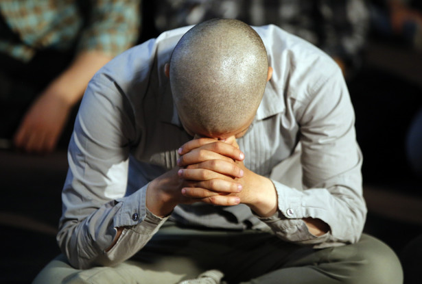 Irańczyk modlący się po zaginięciu śmigłowca z prezydentem Iranu