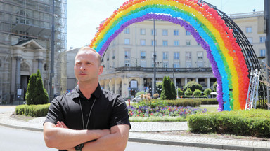 Borys Szyc pod warszawską tęczą. "Zdążymy nagrać? Czy spalą….?"